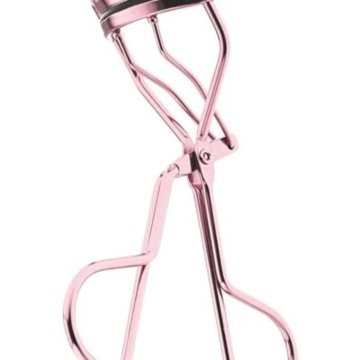 Must-have for a perfect eye look: The essence lash curler 01 All the way up is easy to use and