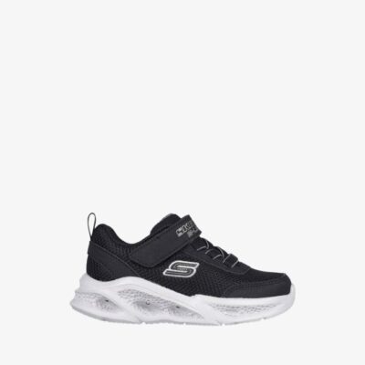 Sporty and minimalistic, these casual sneakers are the perfect pair to complement your streetwear